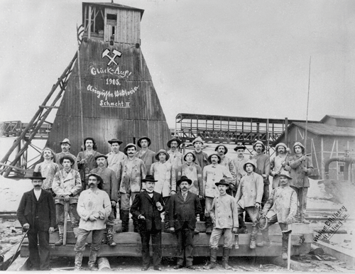 Historisches Foto der Teufmannschaft am Schacht 2 der Zeche Auguste Victoria in Marl, aufgenommen 1905